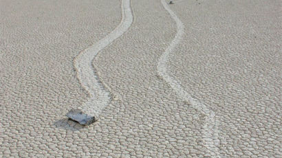 [사진] 스스로 '움직이는 돌' … 사막의 비밀