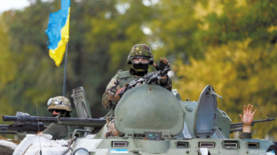 "러 탱크가 민간인 가옥 파괴" 우크라, EU에 적극 대응 촉구