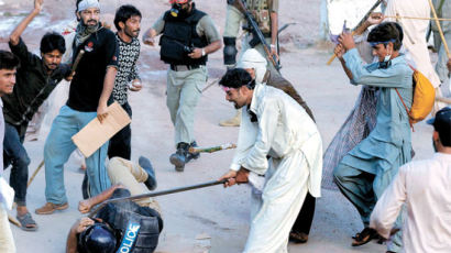 [사진] 공격 당하는 파키스탄 경찰 