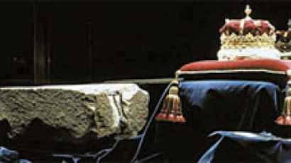 잉글랜드 왕이 깔고 앉는 독립 상징 '야곱 돌베개'