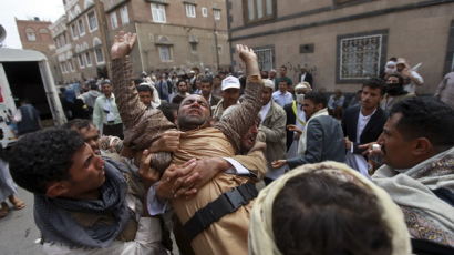 [사진] 예멘 경찰, 반정부 시위대에 발포 … 최소 7명 사망