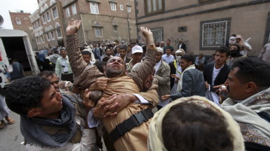 [사진] 예멘 경찰, 반정부 시위대에 발포 … 최소 7명 사망