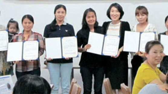 [사진] 검정고시 합격장 받은 이주여성들 