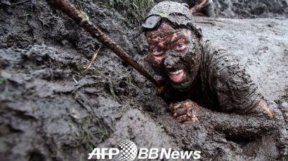 [사진] 진흙 범벅에 그야말로 '미친 경주!'