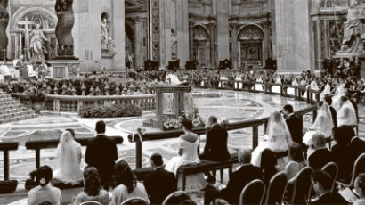 [사진] '속도위반 커플' 주례 선 교황 