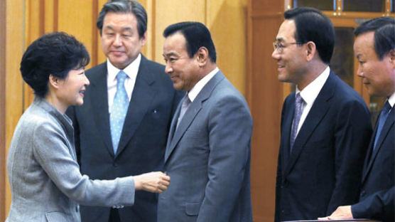 [사진] 새누리 지도부 만난 박 대통령 