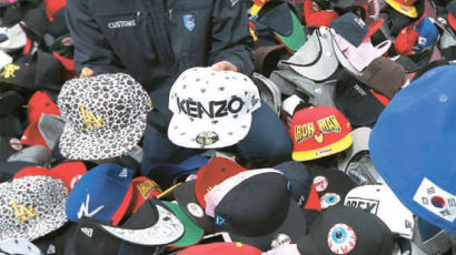 [사진] 중국산 위조 모자 5만 개 압수