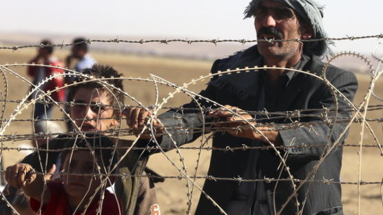 [사진] IS 공격 피해 … 북적이는 터키 국경