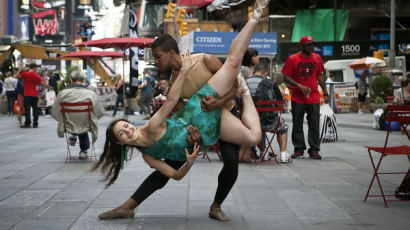 [사진] 거리에 선 발레리나들 ‘춤이야말로 예술’ 