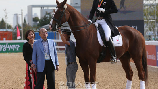 김승연 회장, 7개월 만에 공식 석상…삼남 은메달 획득 축하