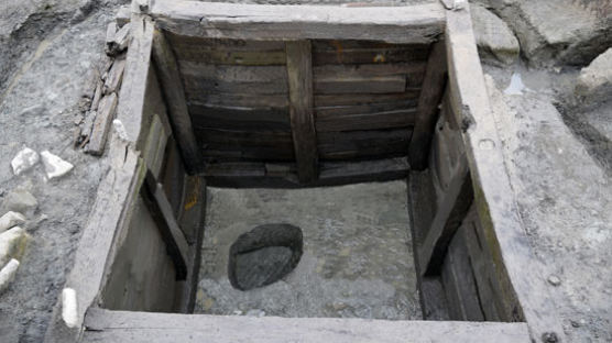 씨앗·저울추·갑옷 … '백제 타임캡슐' 1350년 만에 열렸다