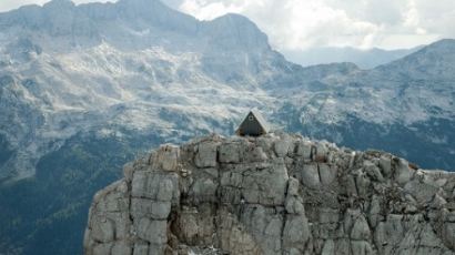 알프스 산 꼭대기 작은 오두막…누가 살고 있을까?
