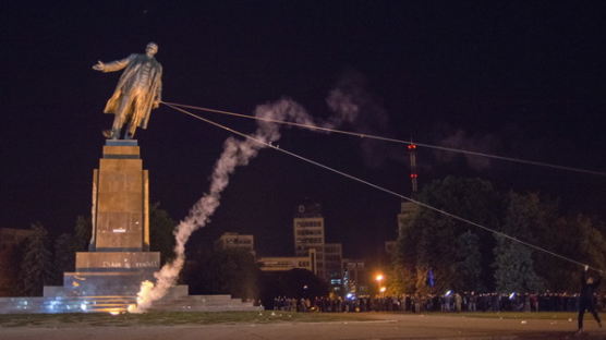 [사진] 우크라이나 레닌 동상 철거하는 극우주의자들