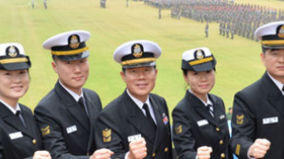 한집안 해군 부사관 7명 … "집합"에 군기 바짝 