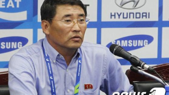 북한 축구 선수, 심판에 물병 집어던진 사연은?