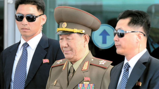 [사진]선글라스·이어폰 낀 북한 호위총국 요원