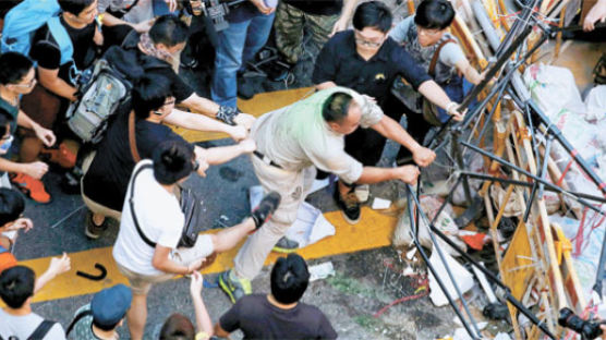 [예영준 특파원 우산혁명 현장을 가다] 황금연휴 망친 홍콩 상인들 "도로 점거 그만"