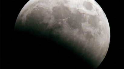 [사진] 지구 그림자에 숨은 '붉은 달' 
