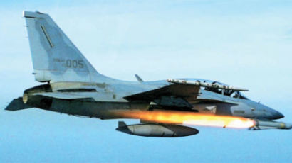 [사진] 국산 FA-50 전투기 미사일 발사 성공