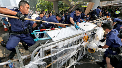 [사진] 바리케이드 치우는 홍콩 경찰