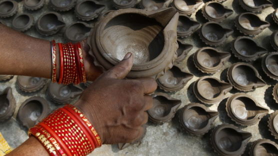 [사진] ‘디왈리’ 빛의 축제… 진흙 램프 만드는 사람들