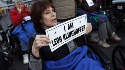 [사진] 美 뉴욕 전 시장도 가세 … 오페라 ‘클링호퍼의 죽음’ 반대 시위