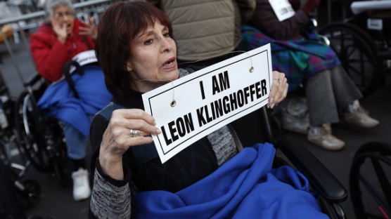 [사진] 美 뉴욕 전 시장도 가세 … 오페라 ‘클링호퍼의 죽음’ 반대 시위