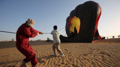 [사진] 두바이 사막 상공에서 열기구 타고 본 풍경은…