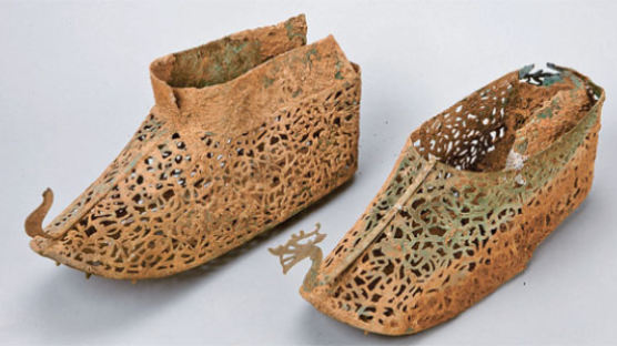 [사진] 정교한 용머리 장식 … 5세기 백제 금동 신발