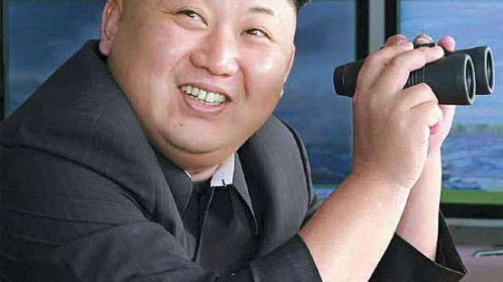 [사진] 김정은, 방사포 훈련 참관