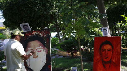 [사진] 멕시코 실종 대학생 43명 그리는 화가들