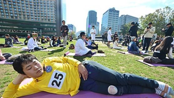 ‘제1회 멍때리기 대회’, 서울광장서 50명이 단체로 '멍'…우승자는?