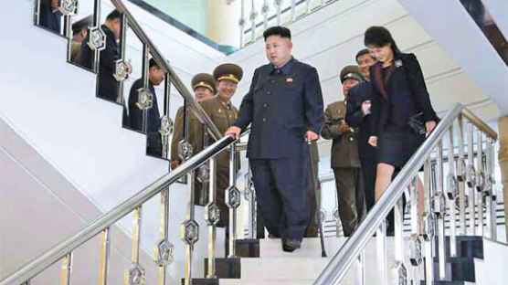 [사진] 김정은, 지팡이 짚고 군인식당 시찰