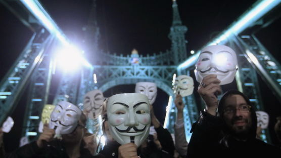 [사진] 헝가리 정부에 항의하기 위해 모인 백만 ‘가이포크스’
