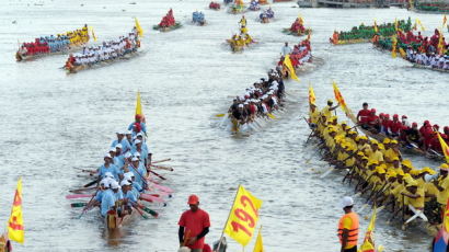[사진] 2010년 압사 사고 이후 4년 만에 재개… 캄보디아 물 축제’