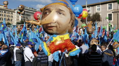 [사진] ‘이탈리아 총리는 피노키오’ 로마 노동 대우 개선 시위