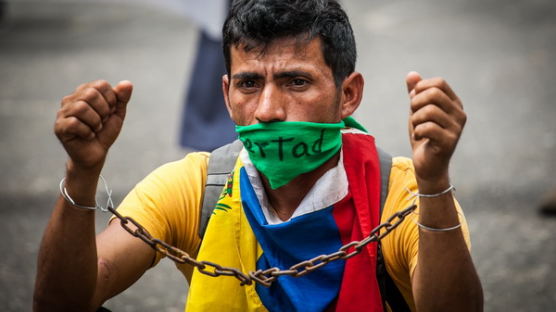 [사진] ‘양 손을 쇠사슬로 묶고…’ 정치범 석방 요구 시위