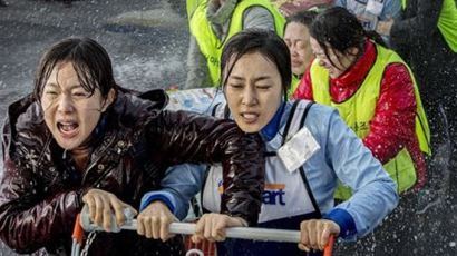 '카트' 개봉 당일 10만 관객 동원…침체된 한국 영화 시장 깨울까