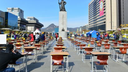 [사진] 세월호 희생자 추모하는 304개의 빈 책상과 의자들