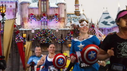 [사진] 동심의 세계 디즈니 랜드 달리는 ‘영웅’들