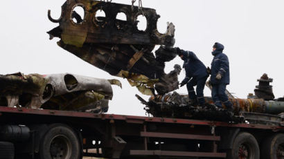 [사진] 우크라이나서 피격된 여객기 파편 수거