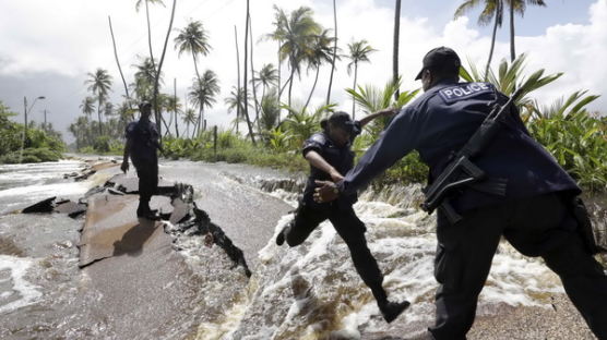 [사진] 트리니다드토바고, 폭우로 물에 잠긴 도로