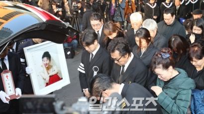 故 김자옥 발인…김태욱 아나운서, 누나 가는 길 함께…'침통' 