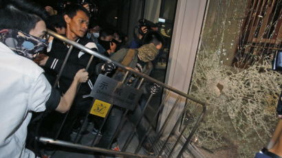 [사진] 홍콩 시위대 입법회 난입 시도… 시위 재점화되나