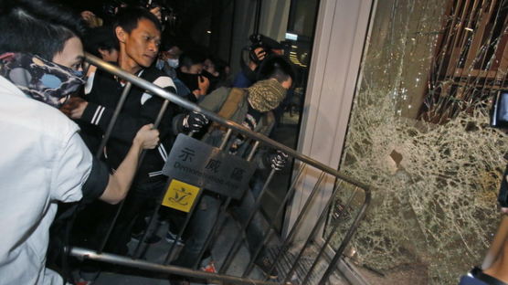 [사진] 홍콩 시위대 입법회 난입 시도… 시위 재점화되나