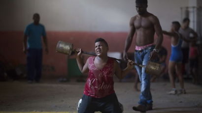 [사진] ‘레슬링 대결 한 판?’ 훈련하는 쿠바 아이들