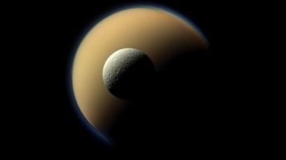 토성의 위성 타이탄-레아 나란히…"신비로워"