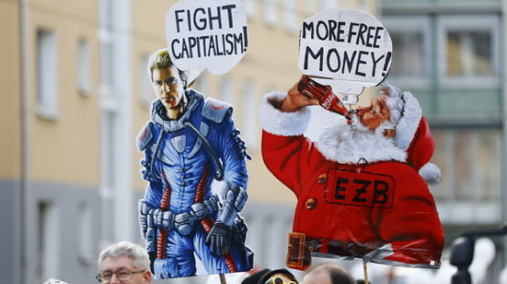 [사진] ECB 신청사 앞에 모인 반(反) 자본주의가들