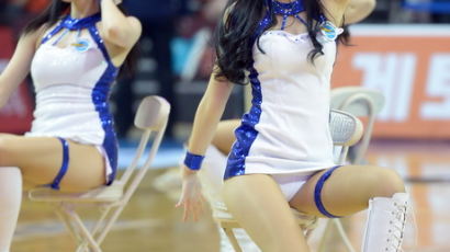 [사진] 농구코트 댄스타임 ‘머리카락 휘날리며’