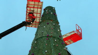 [사진] 서울광장에 대형 크리스마스트리 설치 